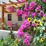 Cactus Hideaway With Sea Views 易莫洛林